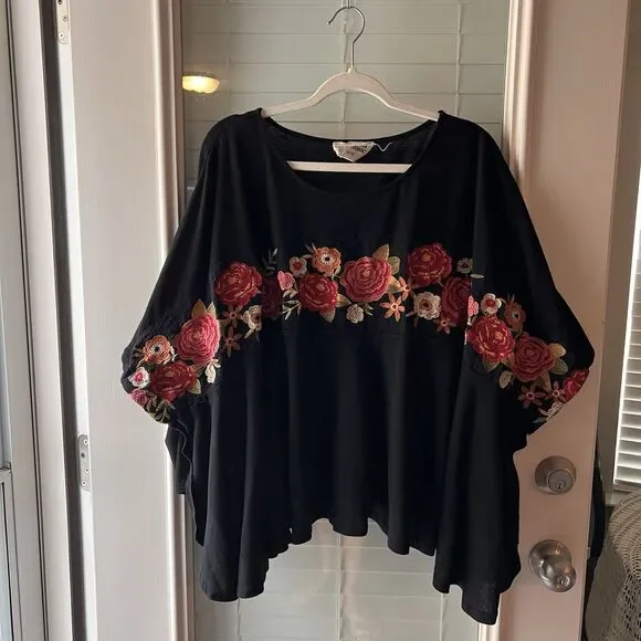 Savannah Jane Women’s Top 1X / 2X Embroidered Cropped Oversized - Picture 2 of 6